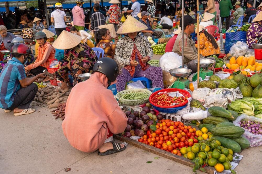 Không khí tấp nập tại khu bán rau, củ, quả chợ Long Biên (Nguồn: Freepik)